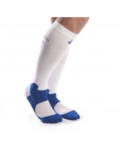 Un par de calcetines deportivos con compresion