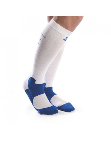 Un par de calcetines deportivos con compresion