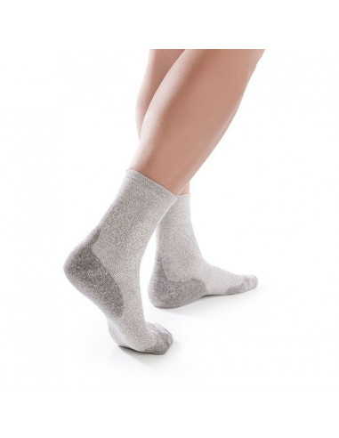 Un par de calcetines especiales para pie diabetico en color gris.