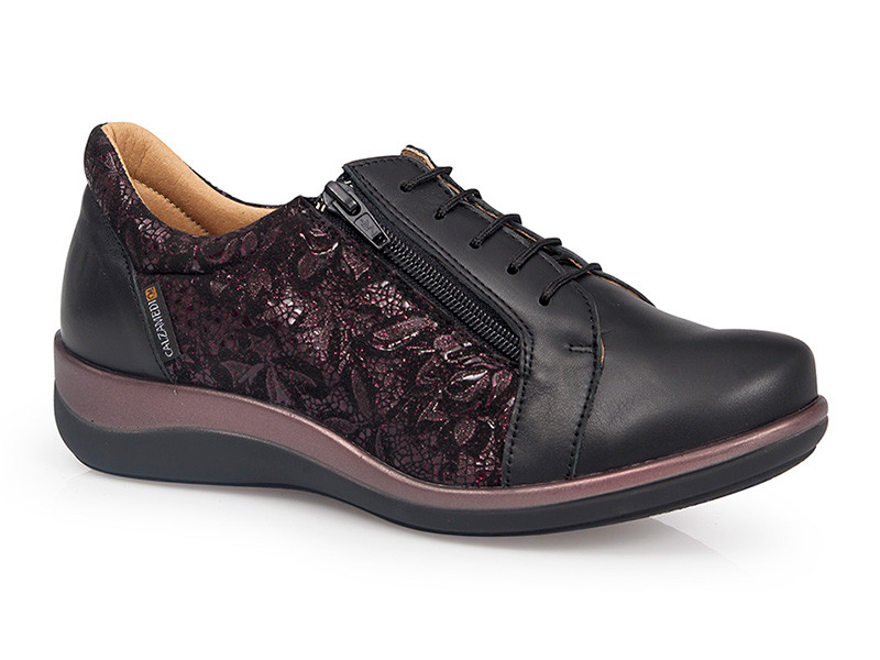 Zapato para mujer con estampado de flores en burdeos de Calzamedi